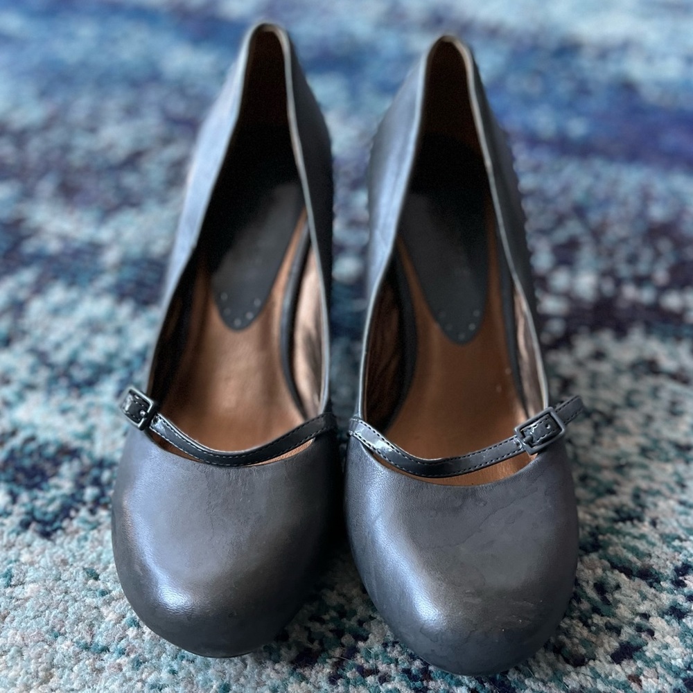Dark grey Kenneth Cole Reaction Mary Jane leather heels 7M
